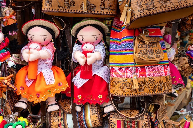 Muñecas tradicionales y artesanía ecuatoriana en mercado local