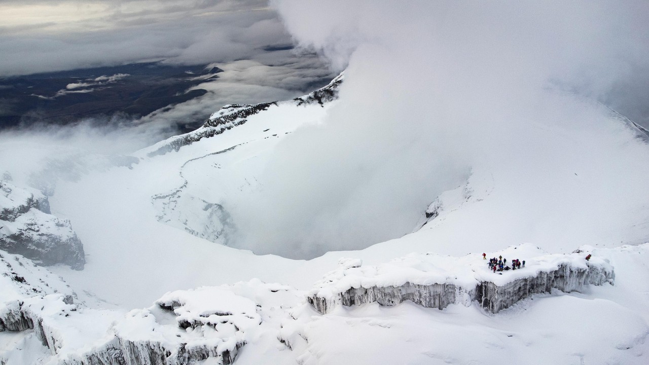 Vista aérea del volcán Cotopaxi nevado con cráteres visibles