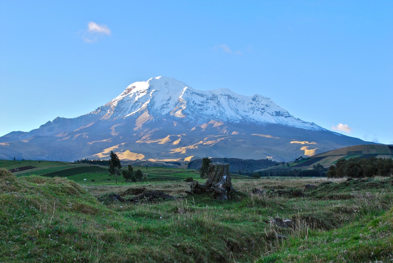 Volcán Chimborazo con nevados bajo cielo despejado