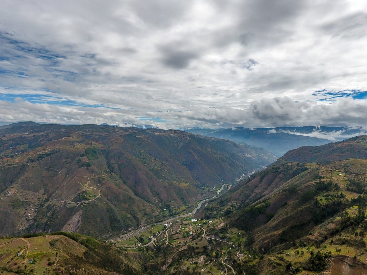 Valle andino ecuatoriano con río y vegetación montañosa