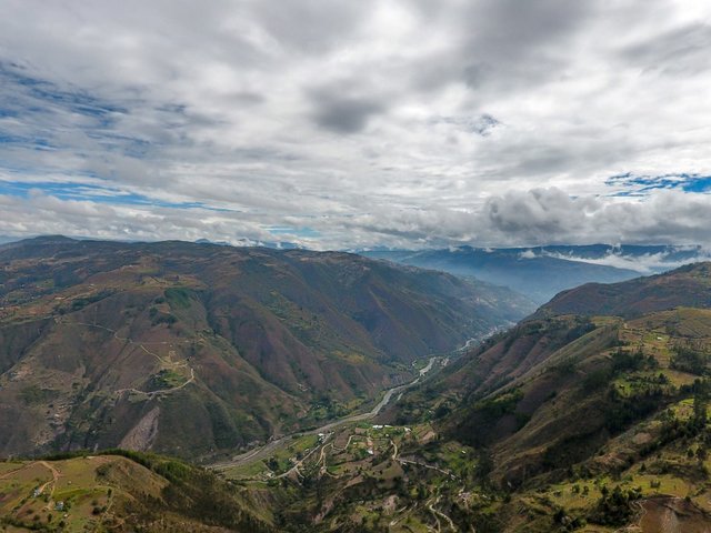 Valle andino ecuatoriano con río y vegetación montañosa