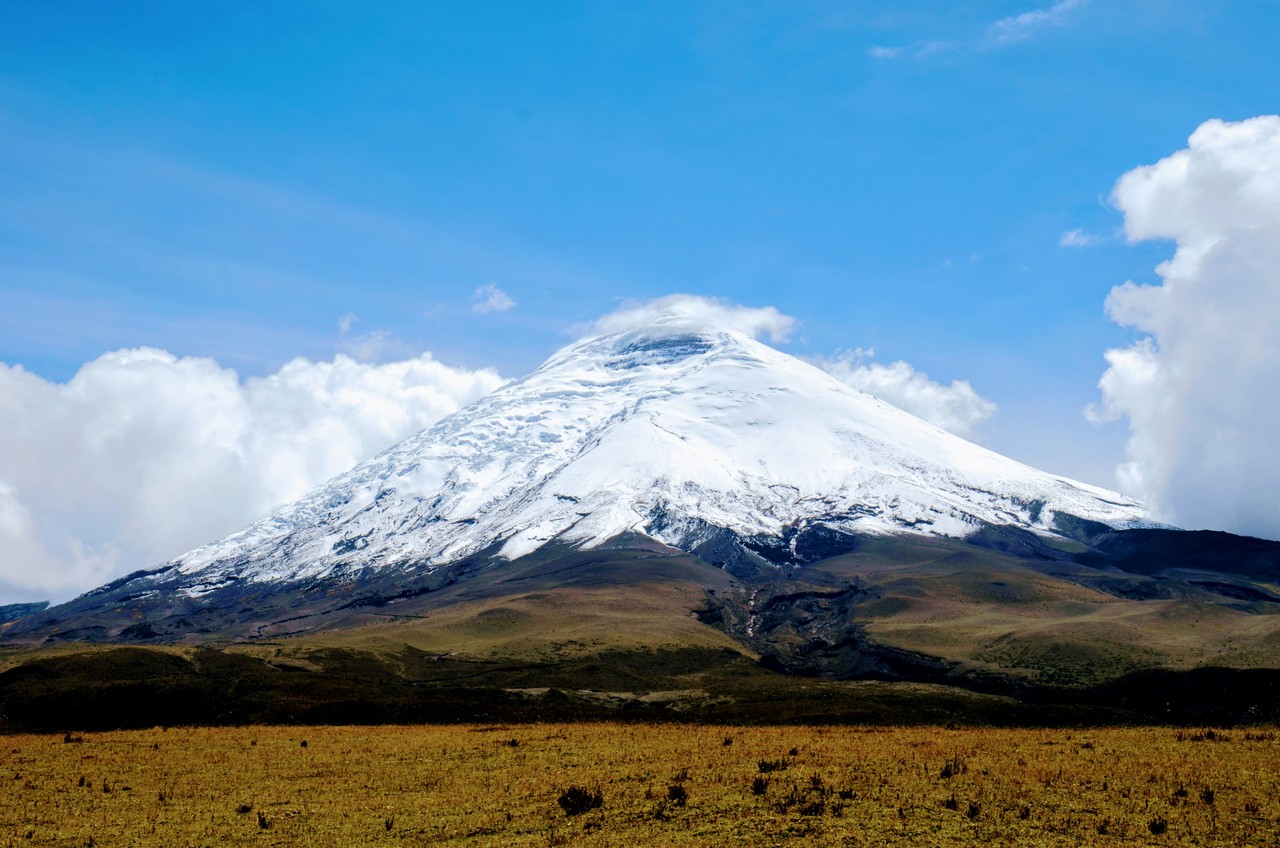 Volcán Cotopaxi nevado en los Andes ecuatorianos