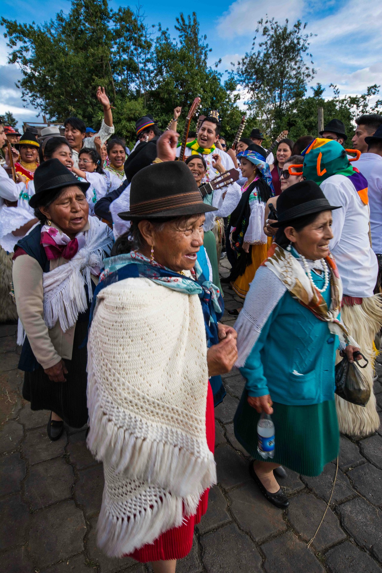 Celebración comunitaria ecuatoriana al aire libre