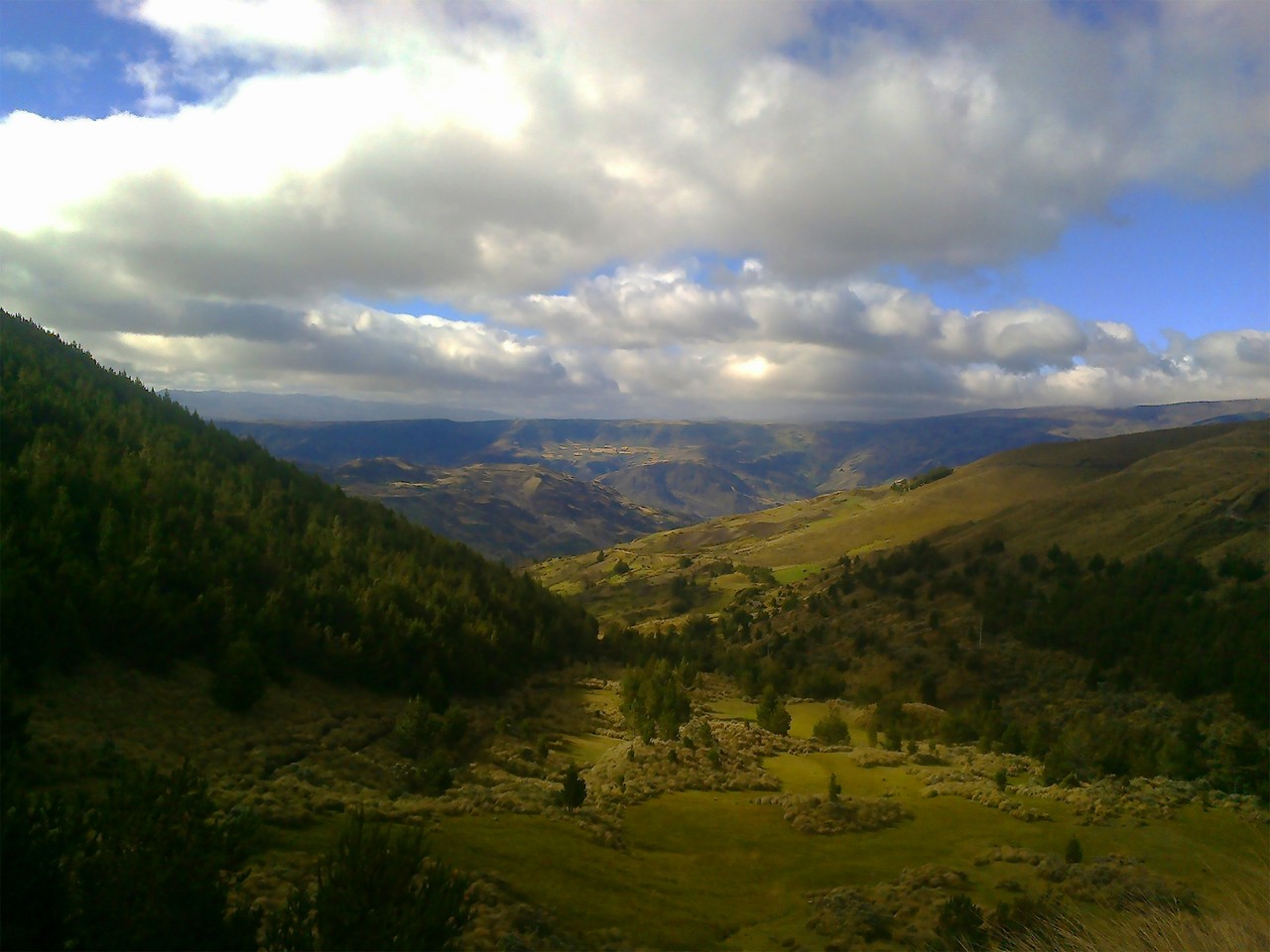 Paisaje de la sierra ecuatoriana con valles y vegetación andina