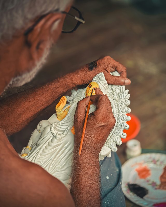 Artesano pintando cerámica tradicional a mano