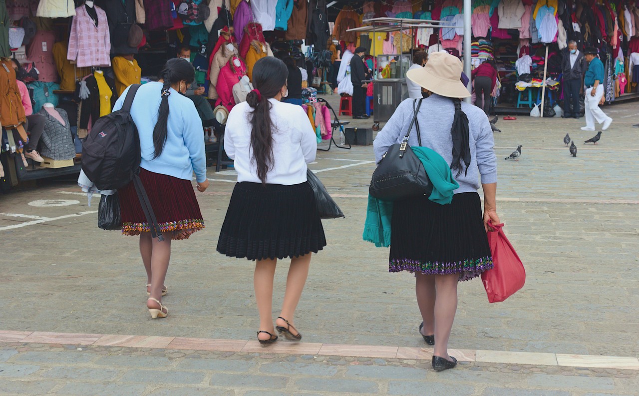 Mujeres indígenas en mercado tradicional de Otavalo