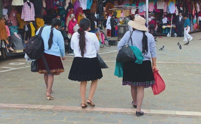 Mujeres indígenas en mercado tradicional de Otavalo