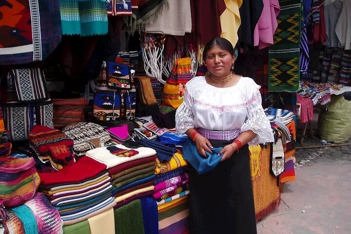Vendedora en el mercado indígena de Otavalo