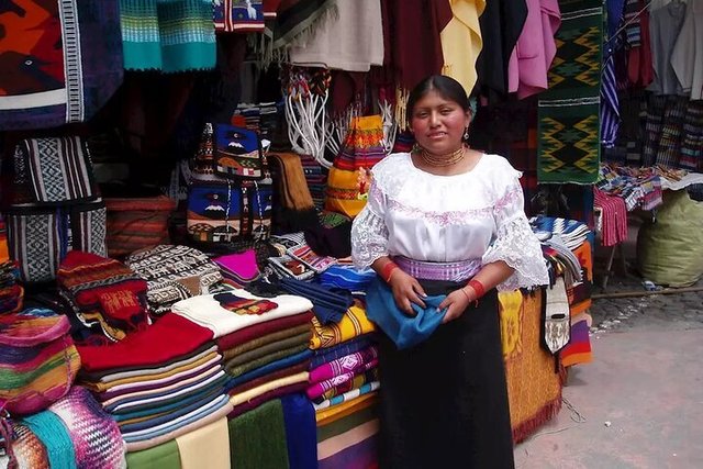 Vendedora en el mercado indígena de Otavalo