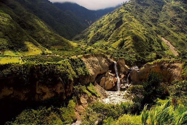 Cascada en el valle andino ecuatoriano