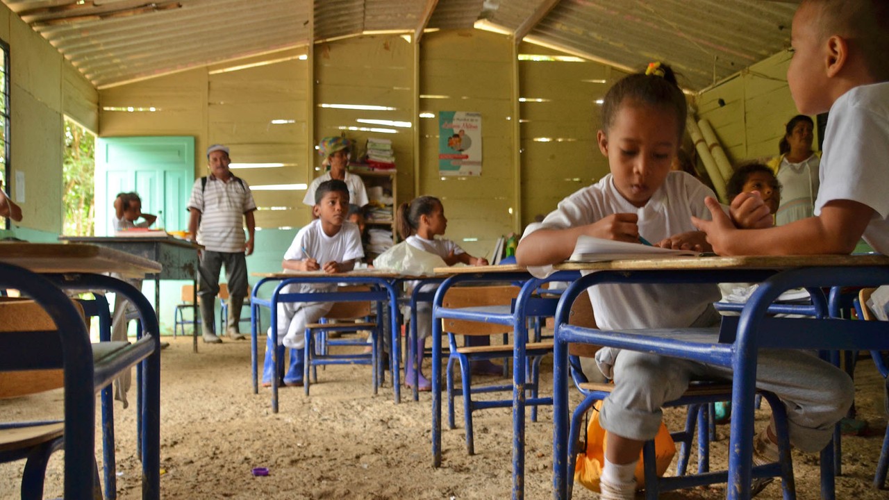 Estudiantes en clase de escuela rural ecuatoriana