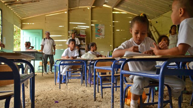 Estudiantes en clase de escuela rural ecuatoriana