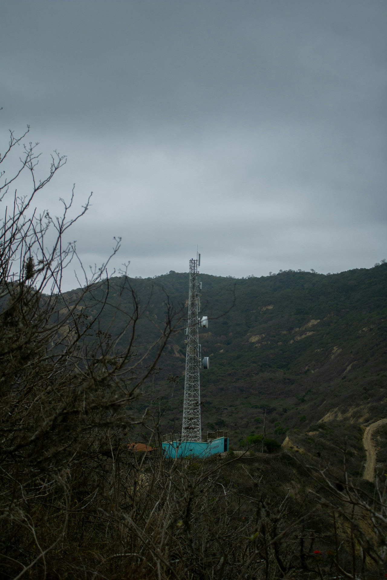 Torre de telecomunicaciones en zona montañosa de Ecuador
