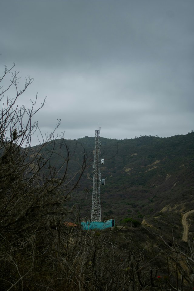 Torre de telecomunicaciones en zona montañosa de Ecuador