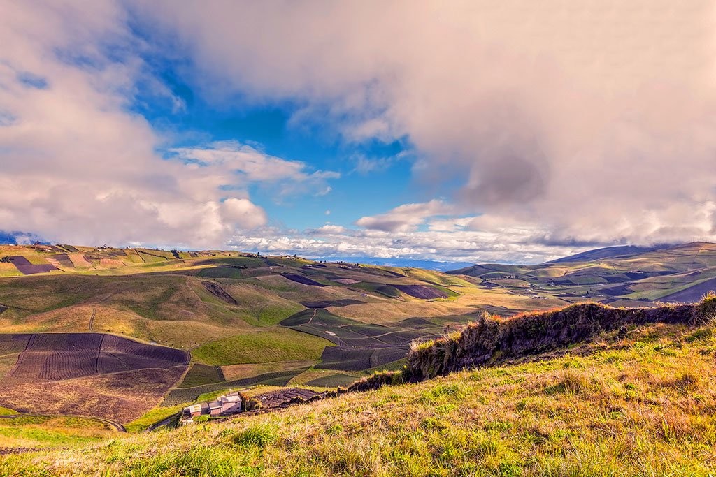 Paisaje montañoso de la Sierra ecuatoriana con cultivos y valles