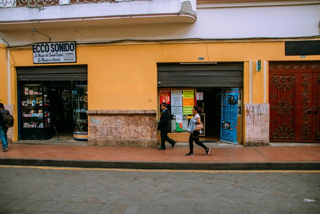 Comercio urbano en ciudad ecuatoriana