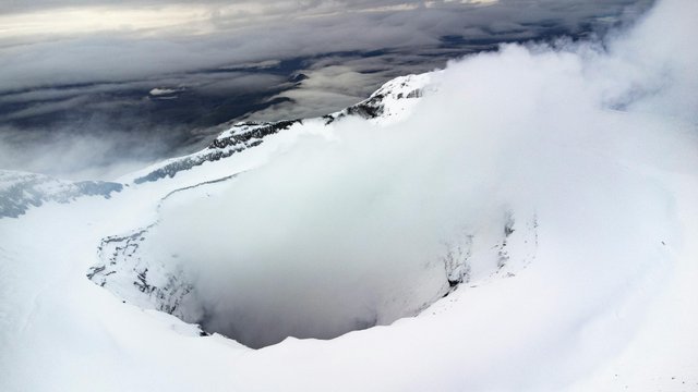 Cráter del volcán Cotopaxi cubierto de nieve