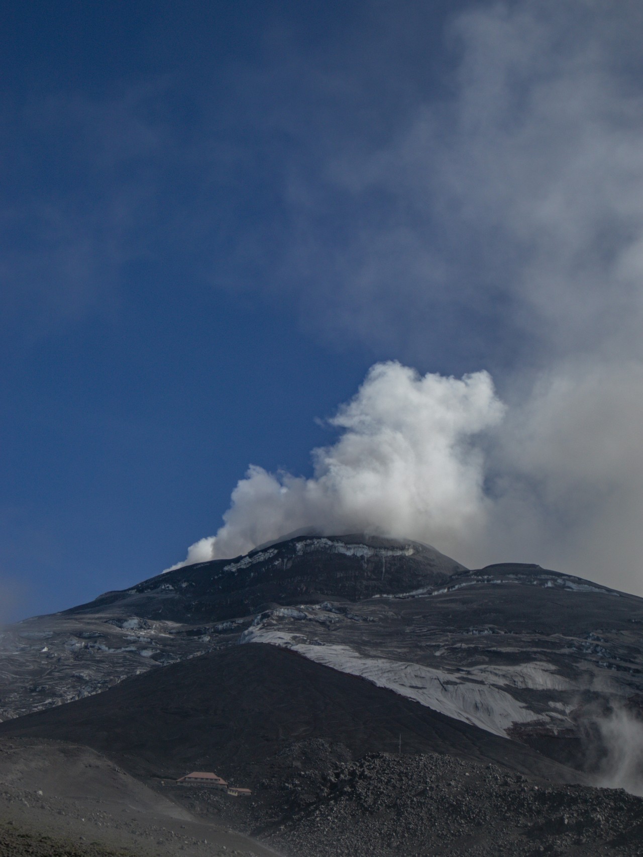 Volcán Cotopaxi con emisión de gases y vapor