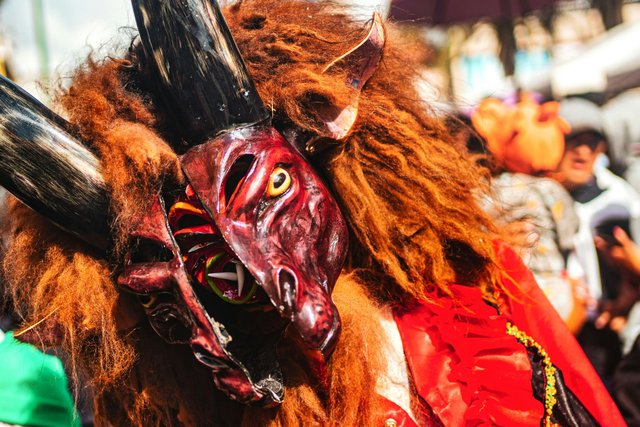 Tradición de máscaras y disfraces en festividades ecuatorianas