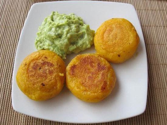 Llapingacho tradicional ecuatoriano con aguacate