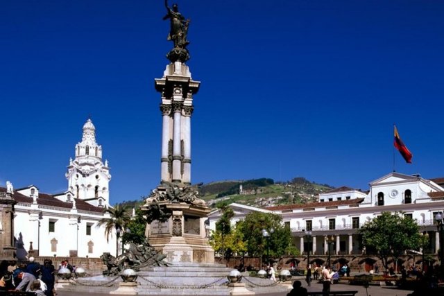 Plaza Grande del Centro Histórico de Quito con Monumento a la Independencia