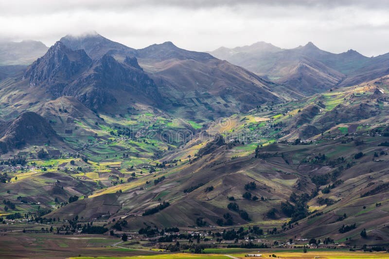 Paisaje andino ecuatoriano con cultivos y volcanes