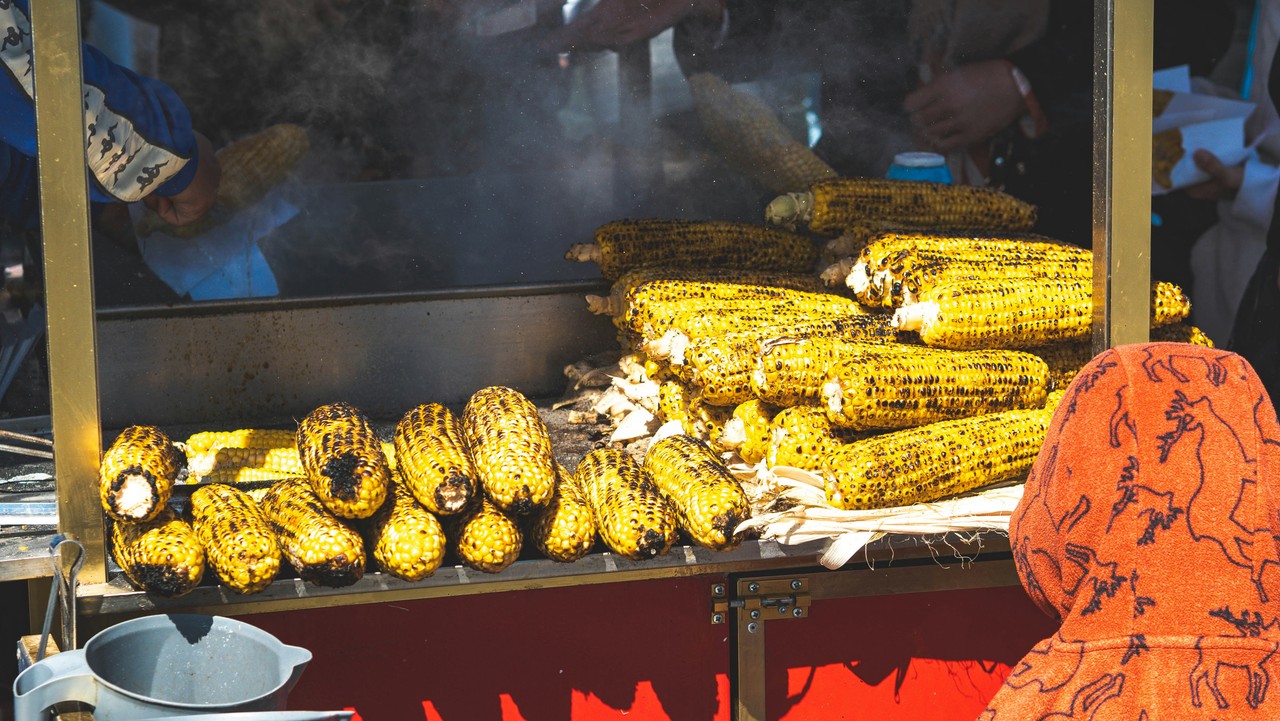 Venta de choclo en mercado callejero ecuatoriano