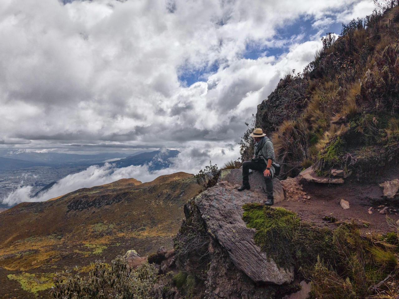 Senderista en los Andes ecuatorianos con vistas al valle