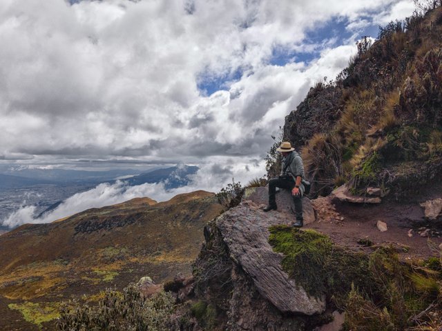 Senderista en los Andes ecuatorianos con vistas al valle