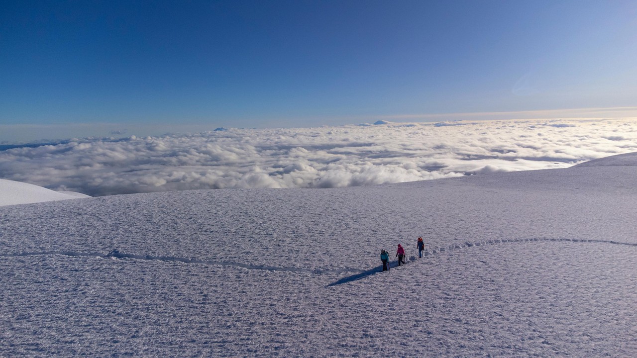 Excursionistas en el Chimborazo a gran altitud