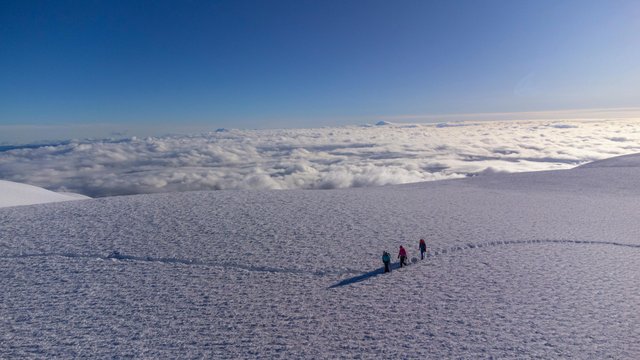 Excursionistas en el Chimborazo a gran altitud