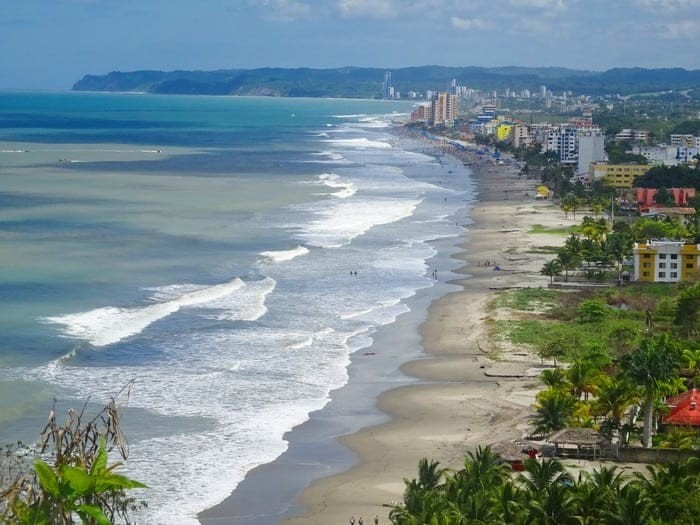 Vista aérea de la costa ecuatoriana con desarrollo urbano y playas