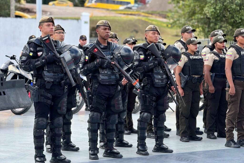 Efectivos policiales en operativo de seguridad
