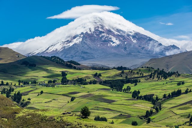Volcán nevado en los Andes ecuatorianos con campos de cultivo
