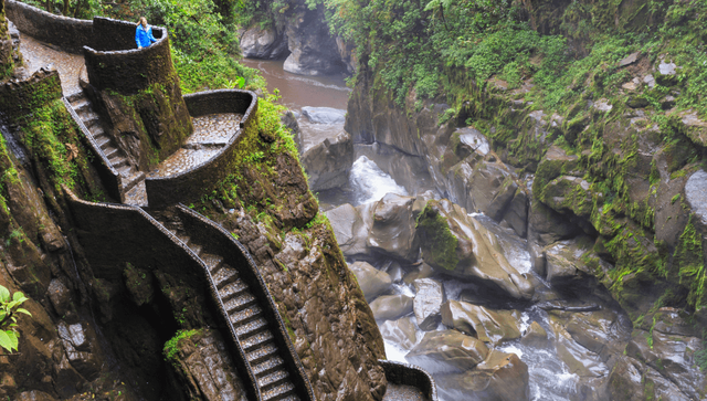 Cascada y escaleras en el cañón de Baños de Agua Santa