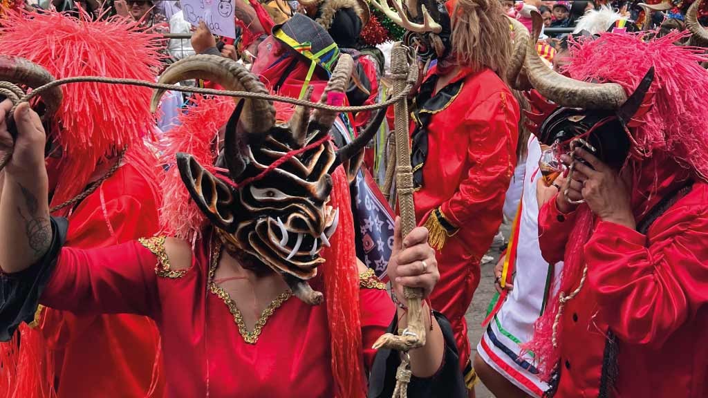 Celebración tradicional de diablos en festividad ecuatoriana