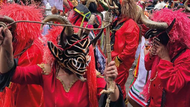 Celebración tradicional de diablos en festividad ecuatoriana