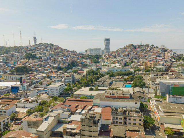 Vista aérea de Guayaquil mostrando desarrollo urbano y viviendas