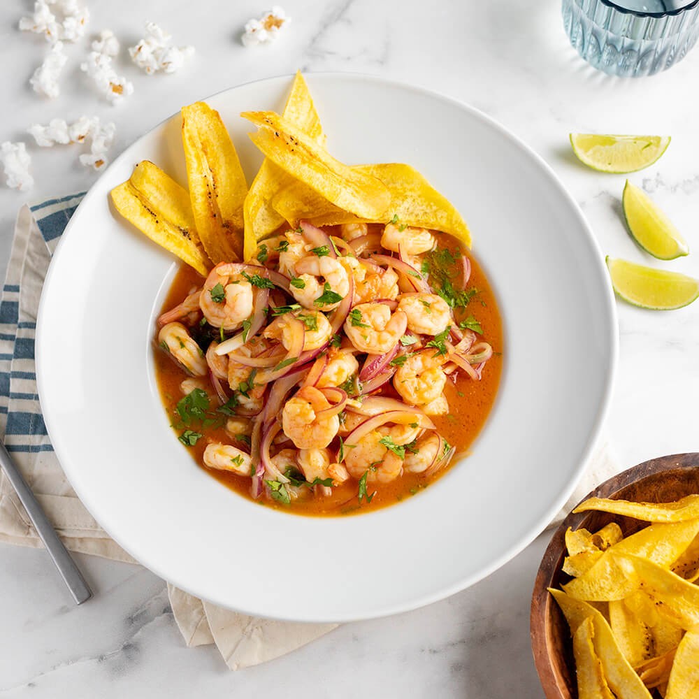 Ceviche de camarones con patatas fritas y limón