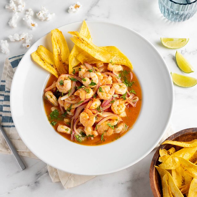 Ceviche de camarones con patatas fritas y limón