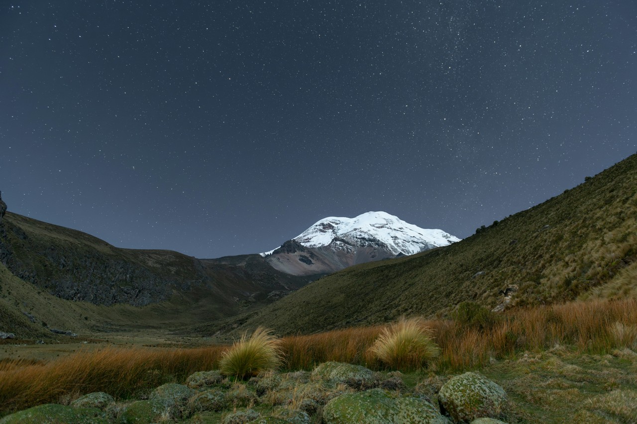 Chimborazo nevado bajo cielo estrellado nocturno