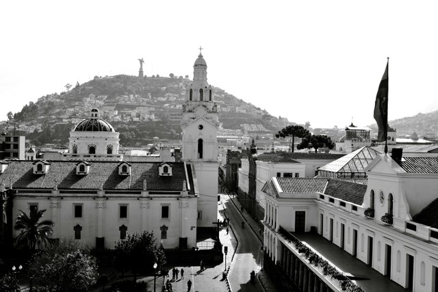 Centro histórico de Quito con vista al Cerro Panecillo