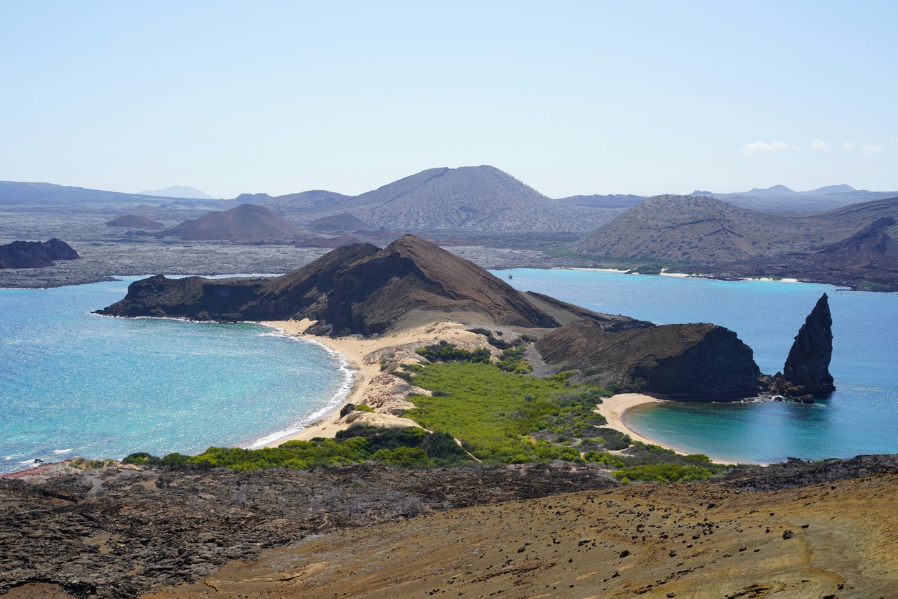 Paisaje de las Islas Galápagos con volcán y playas de arena
