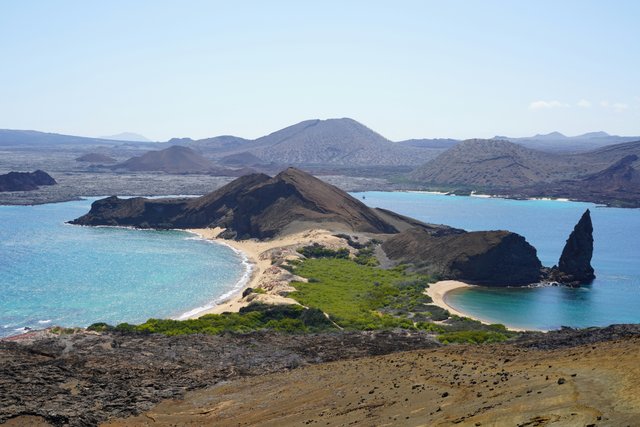 Paisaje de las Islas Galápagos con volcán y playas de arena