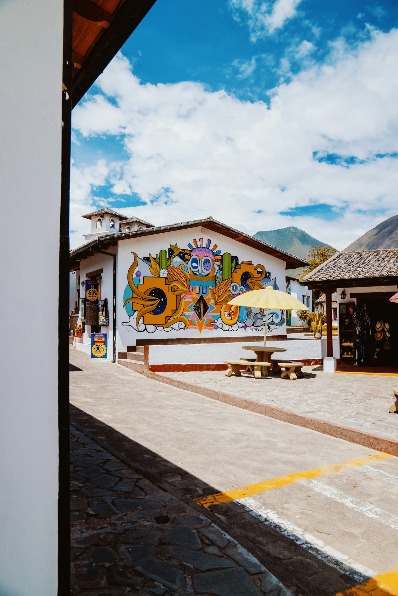 Arquitectura tradicional ecuatoriana con mural colorido