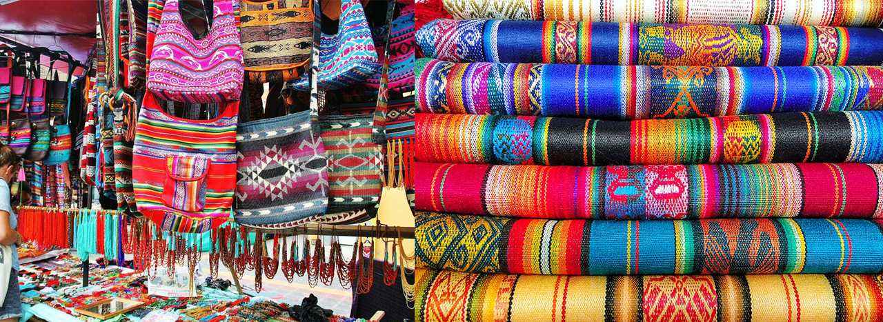 Artesanía textil tradicional ecuatoriana en mercado local