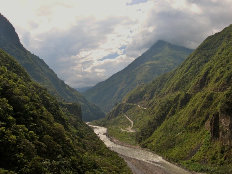 Valle andino ecuatoriano con río y bosque nuboso
