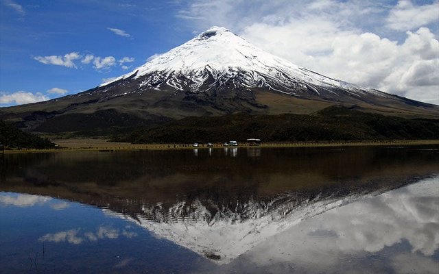 Volcán Cotopaxi reflejado en laguna andina