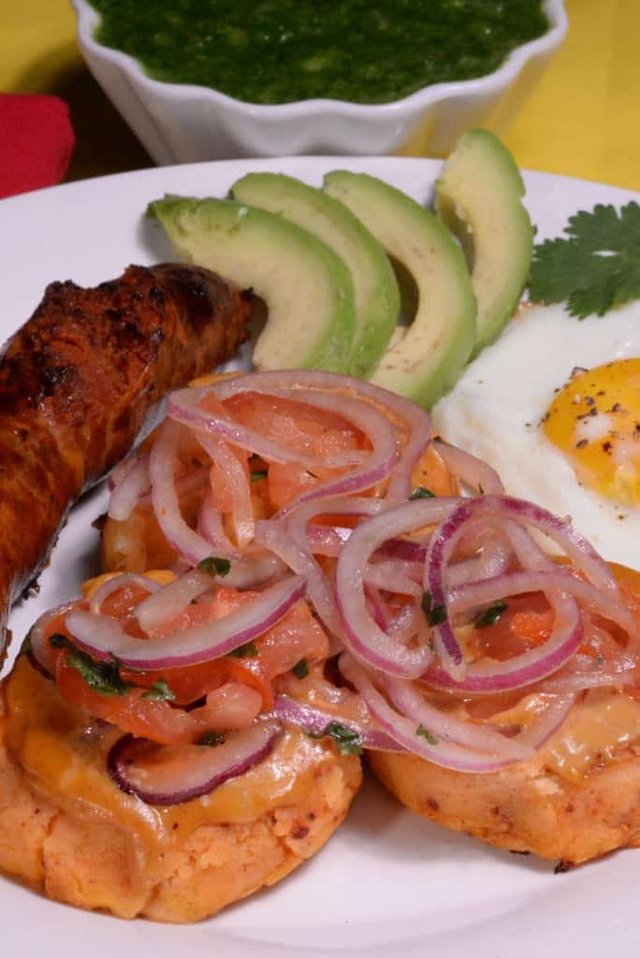Llapingacho tradicional ecuatoriano con aguacate y carne