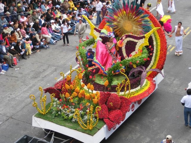 Carroza alegórica floral en desfile de fiestas tradicionales ecuatorianas